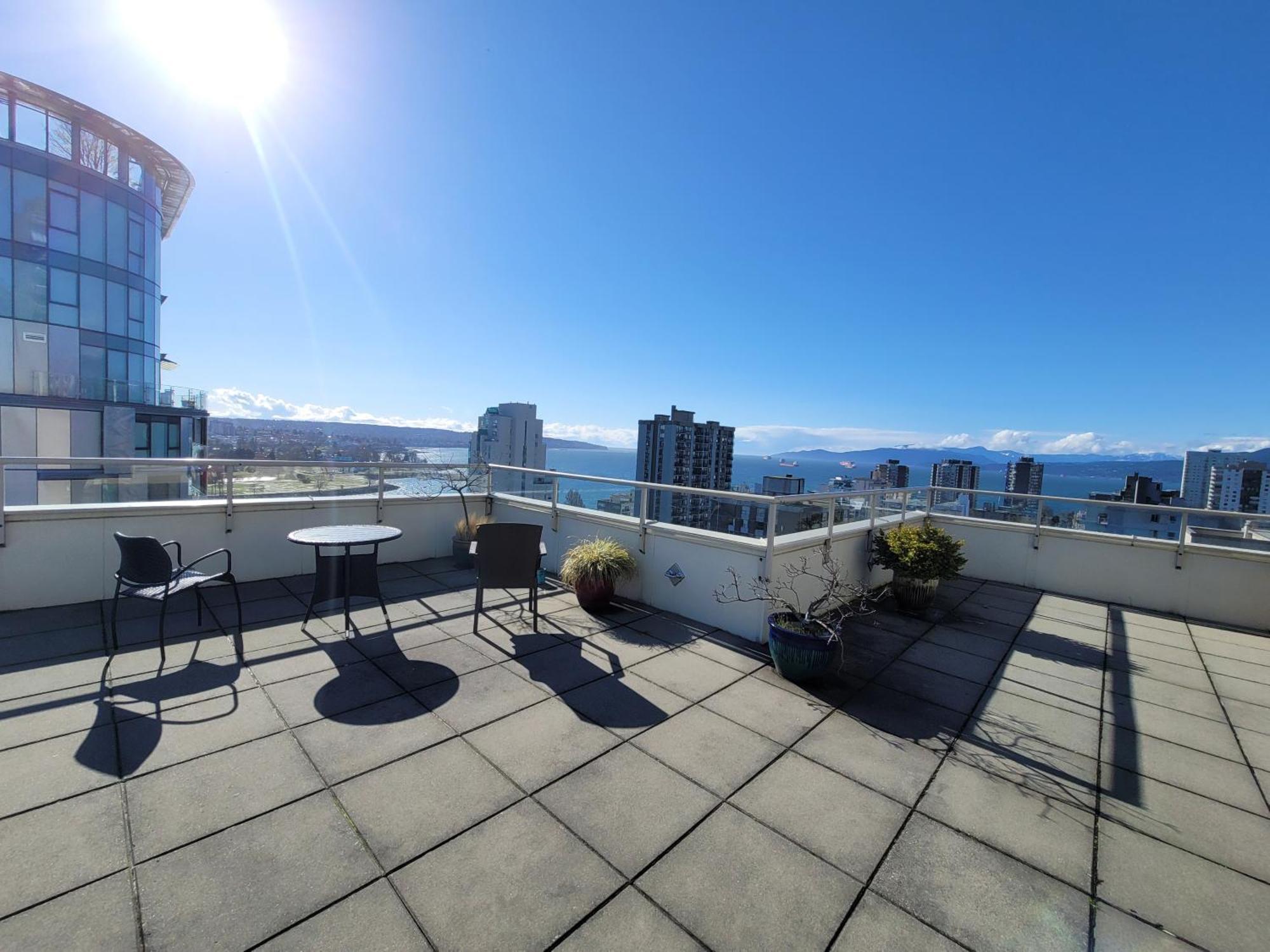 Designer-luxury. Waterview, Parking, Rooftop Pool Vancouver