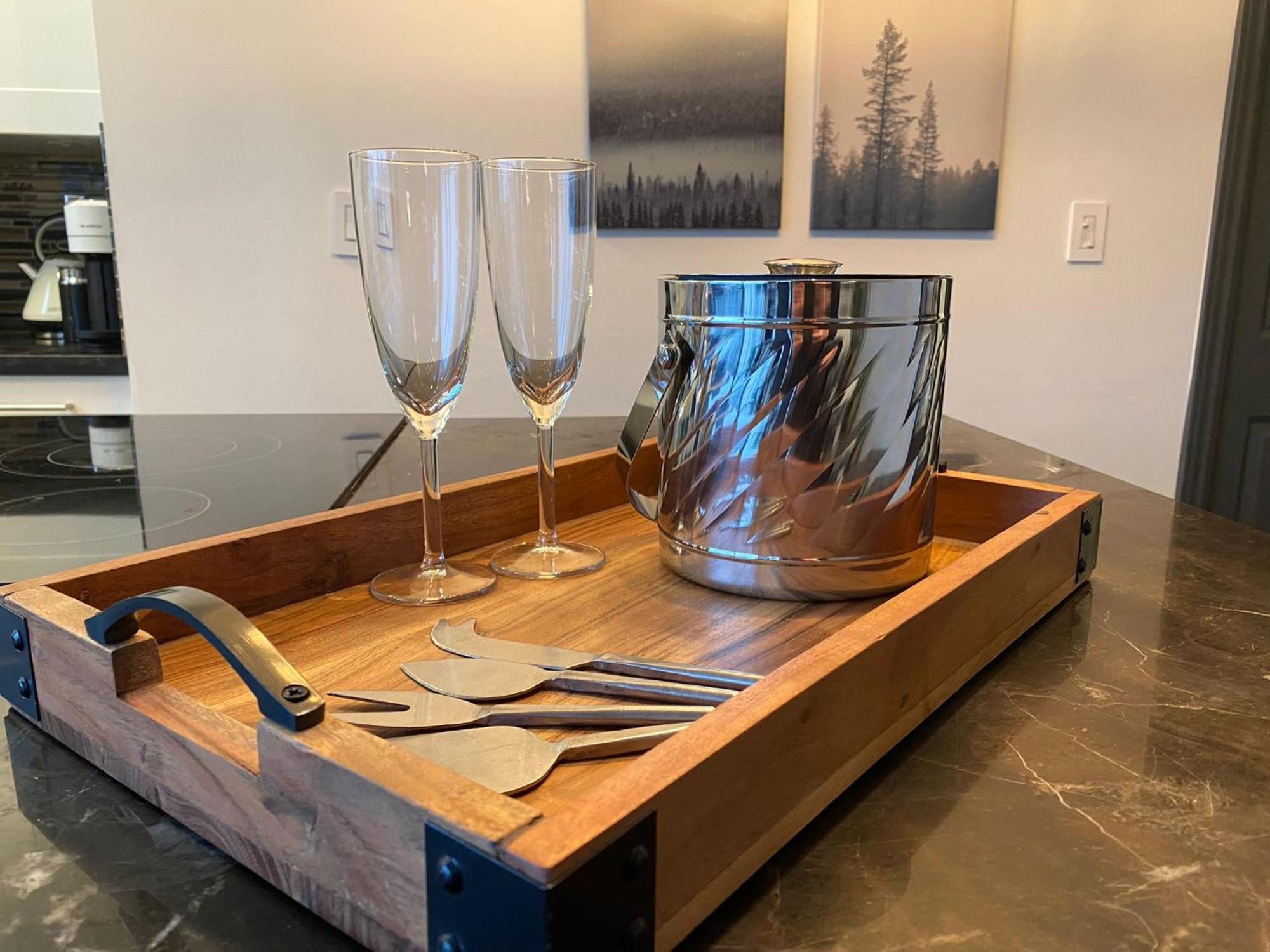 Designer-luxury. Waterview, Parking, Rooftop Pool Apartment Vancouver