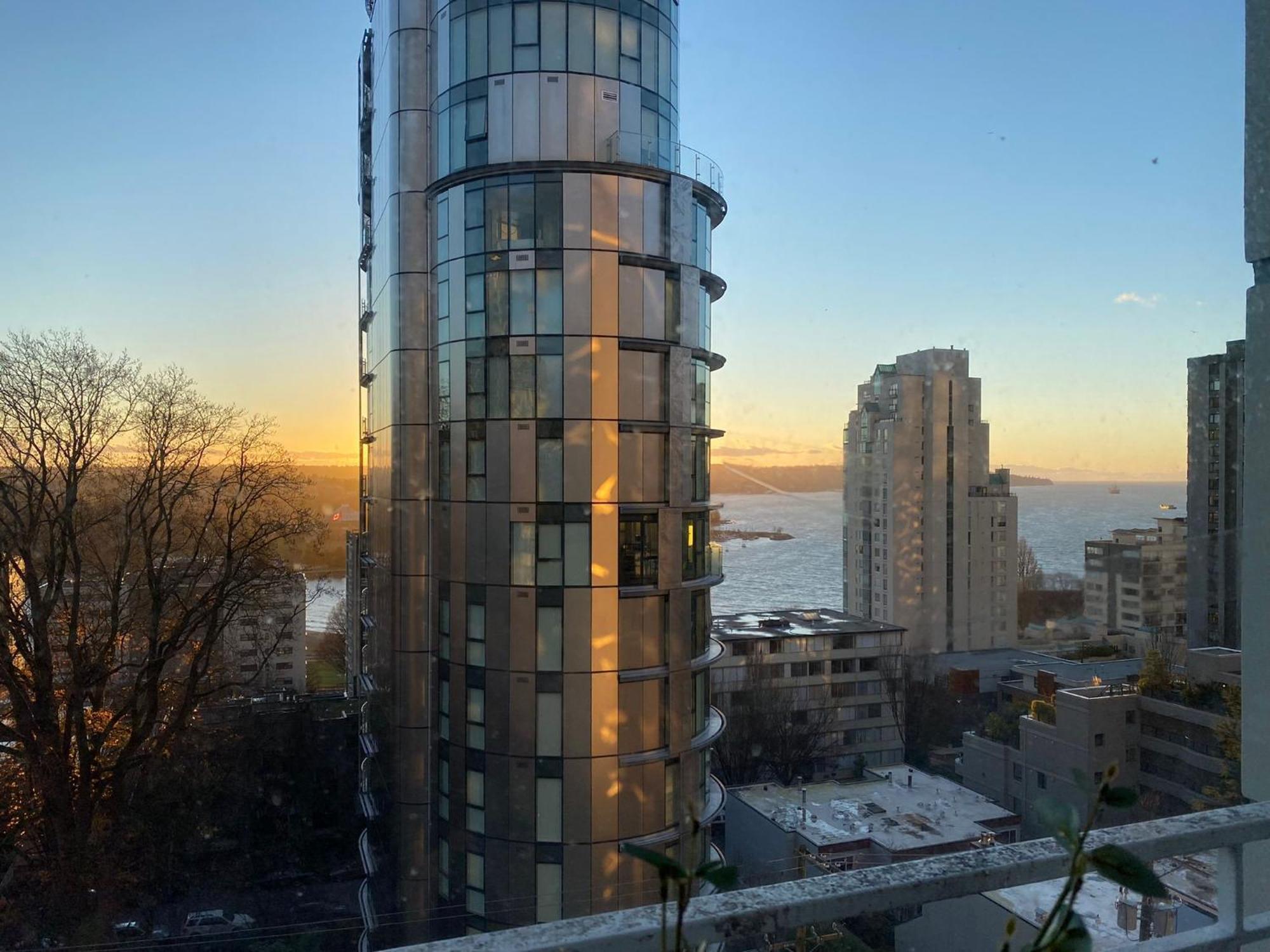 Designer-luxury. Waterview, Parking, Rooftop Pool Vancouver