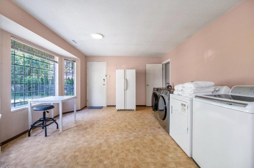 Charming In Prime Location *