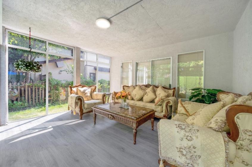 Guest house Charming In Prime Location Vancouver