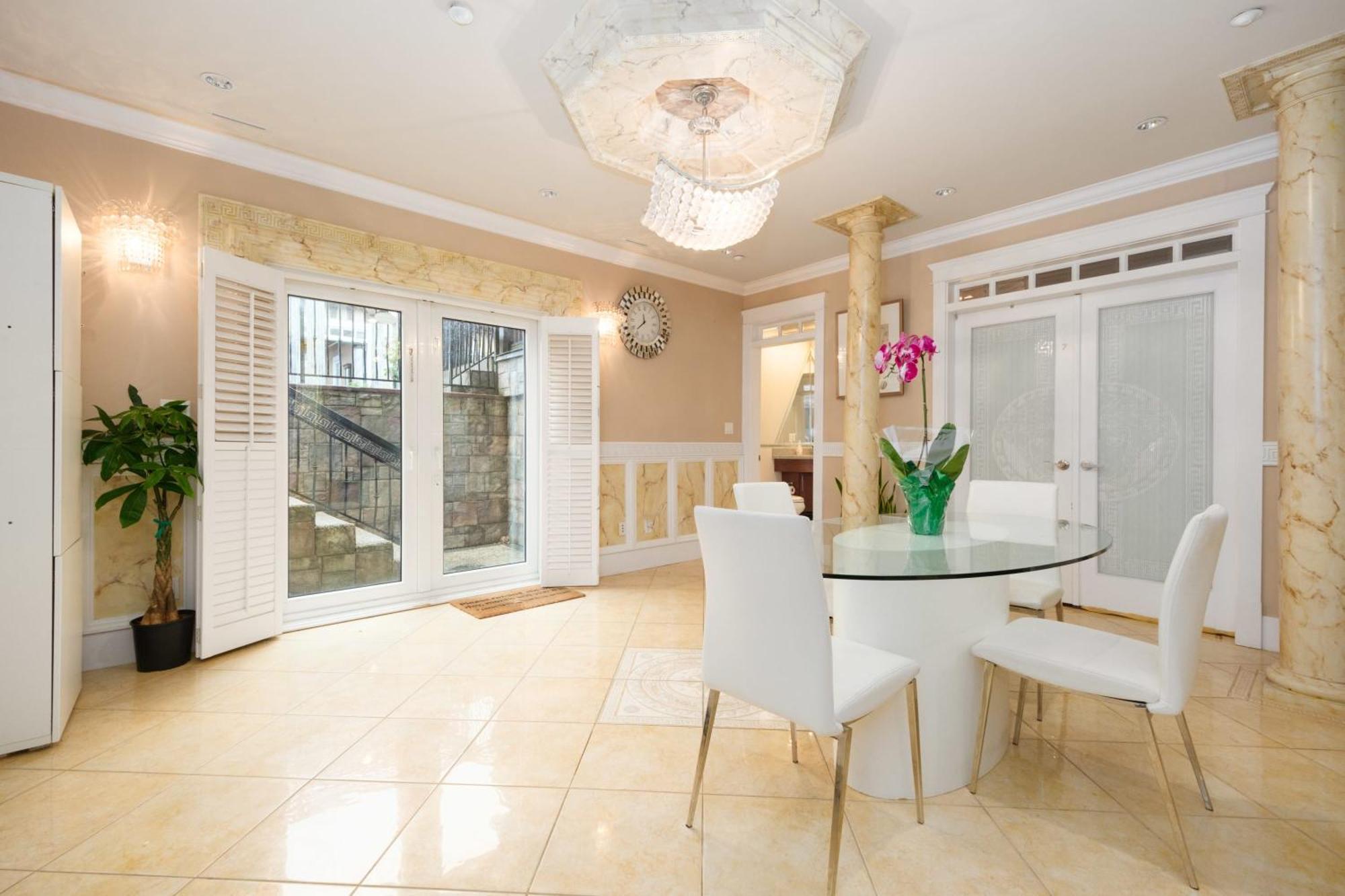 Deluxe Double With Private Washroom In Family Holiday home Vancouver