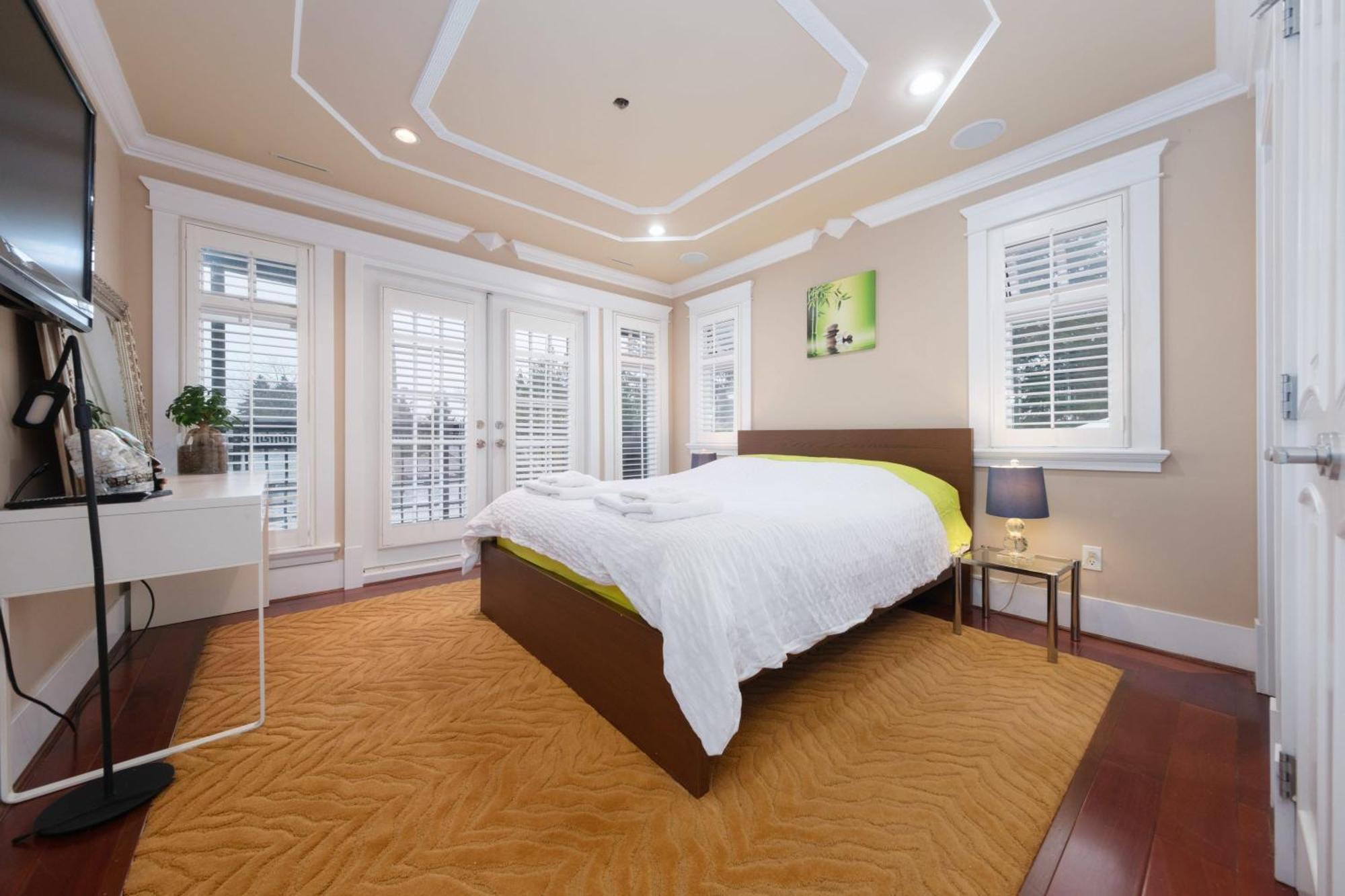 Deluxe Double With Private Washroom In Family Holiday home