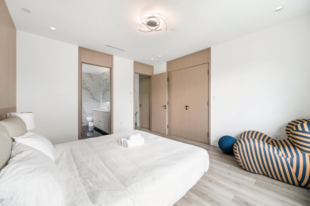 Charming And Modern Retreat In Trendy 42nd Avenue Neighbourhood Holiday home *