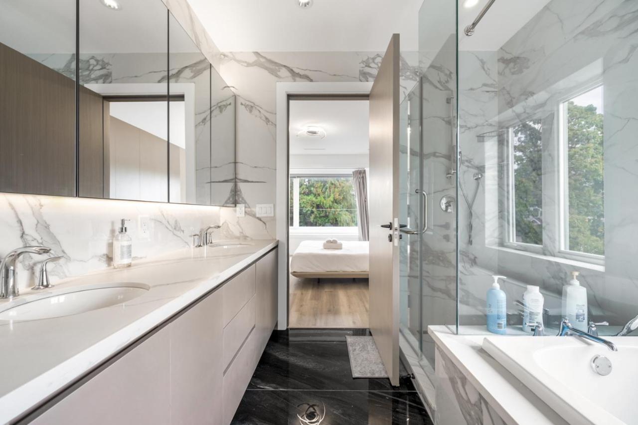 Charming And Modern Retreat In Trendy 42nd Avenue Neighbourhood Holiday home *