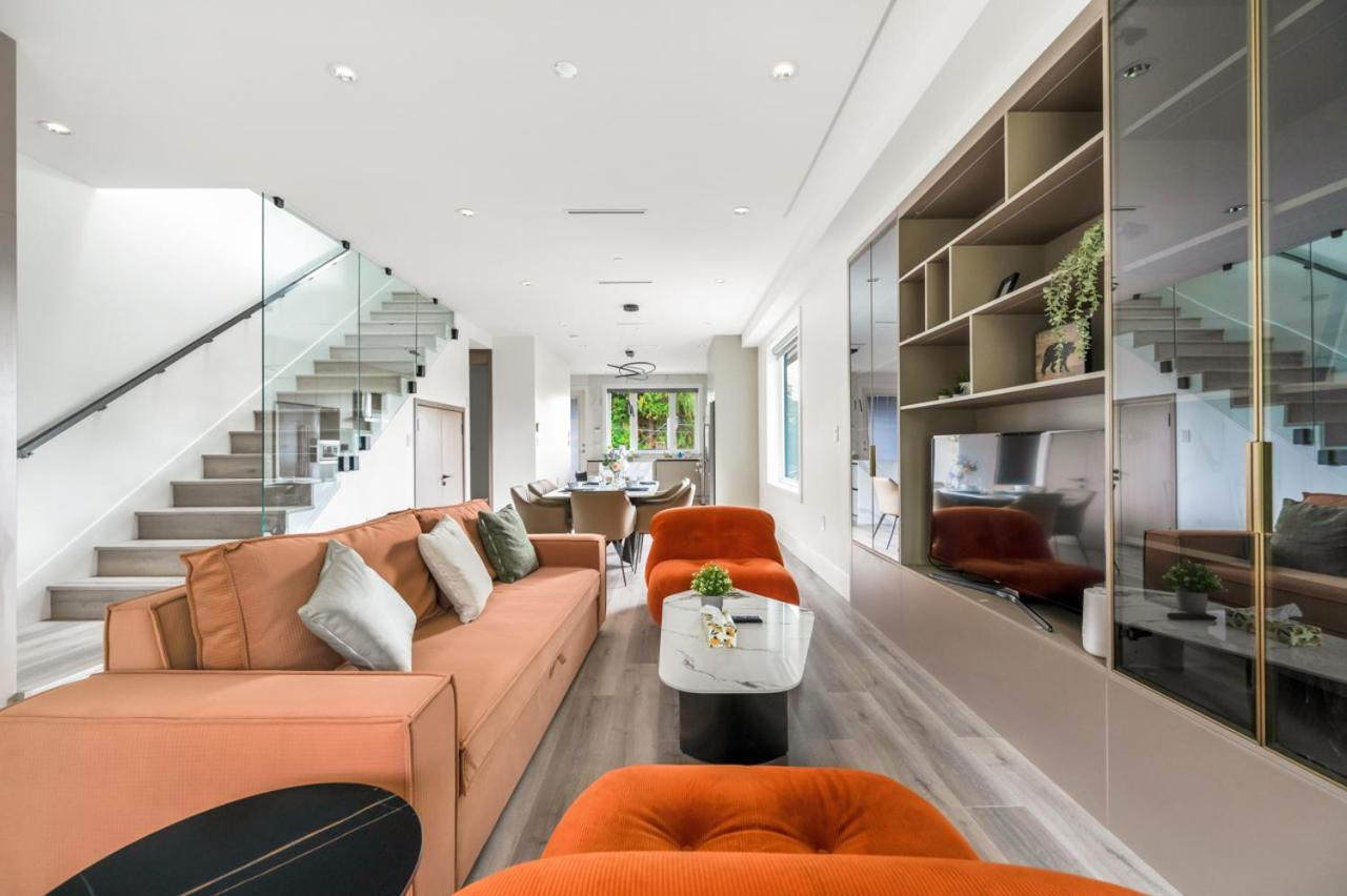 Charming And Modern Retreat In Trendy 42nd Avenue Neighbourhood *