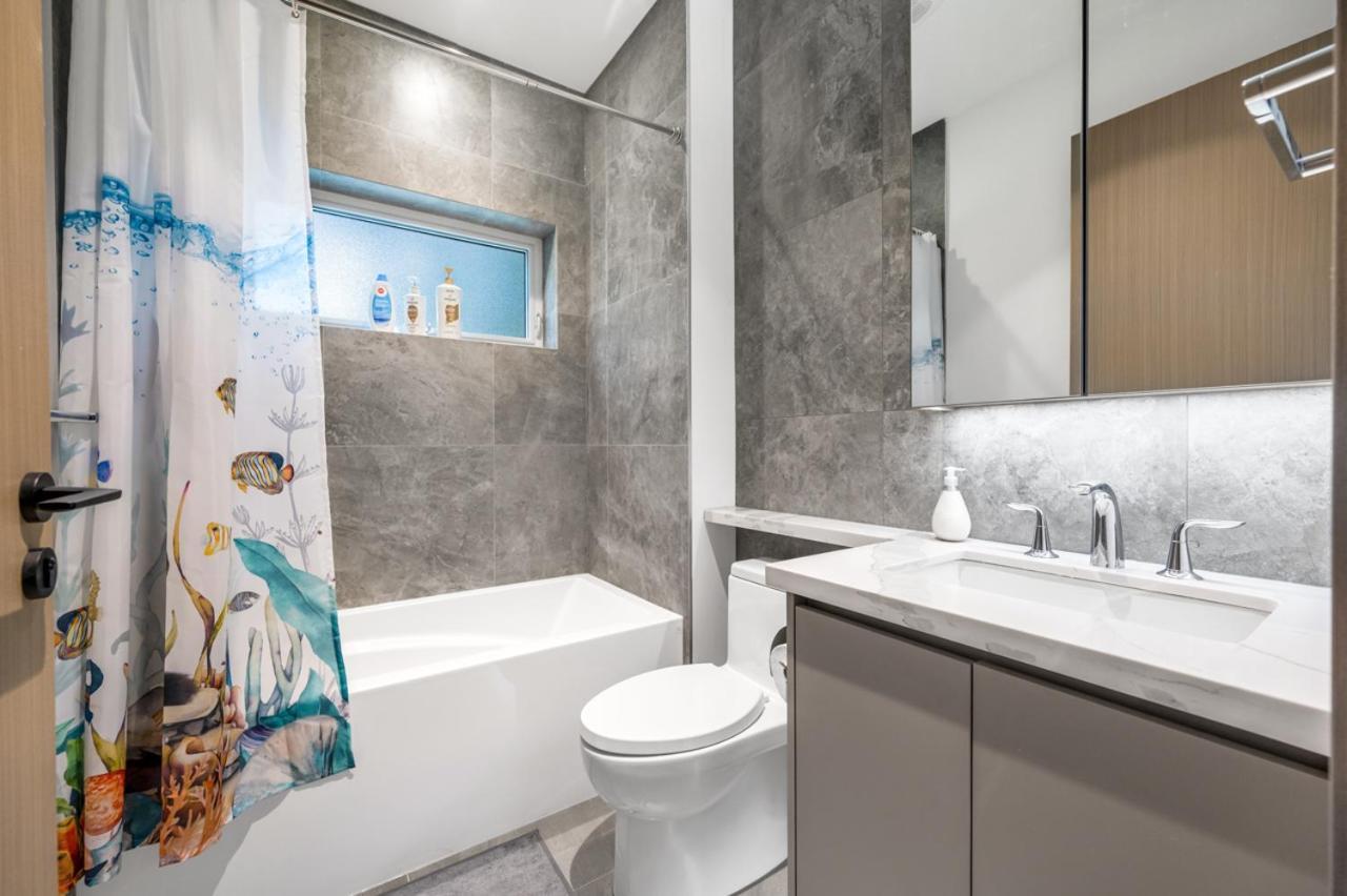 Charming And Modern Retreat In Trendy 42nd Avenue Neighbourhood Holiday home