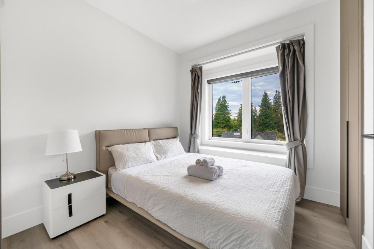 Charming And Modern Retreat In Trendy 42nd Avenue Neighbourhood Holiday home *
