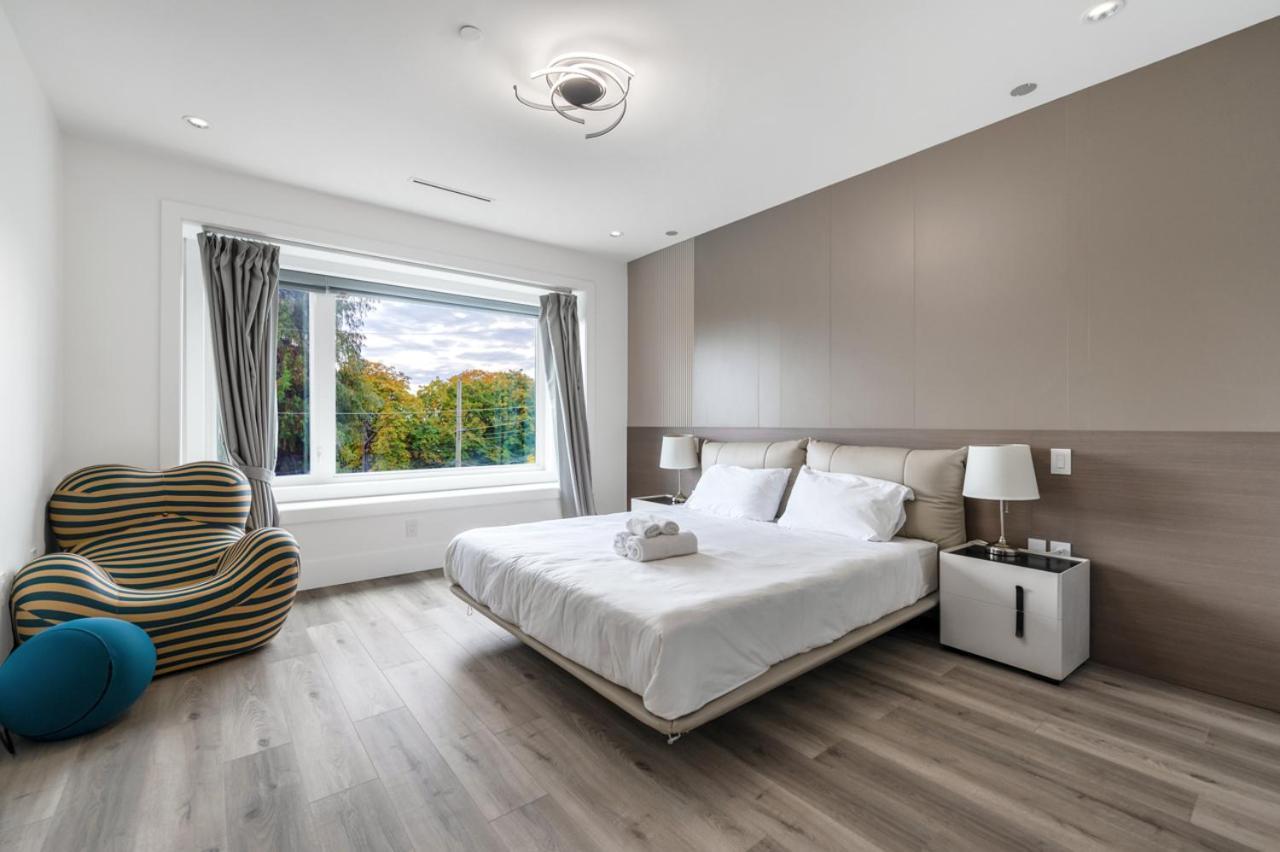Charming And Modern Retreat In Trendy 42nd Avenue Neighbourhood Holiday home *