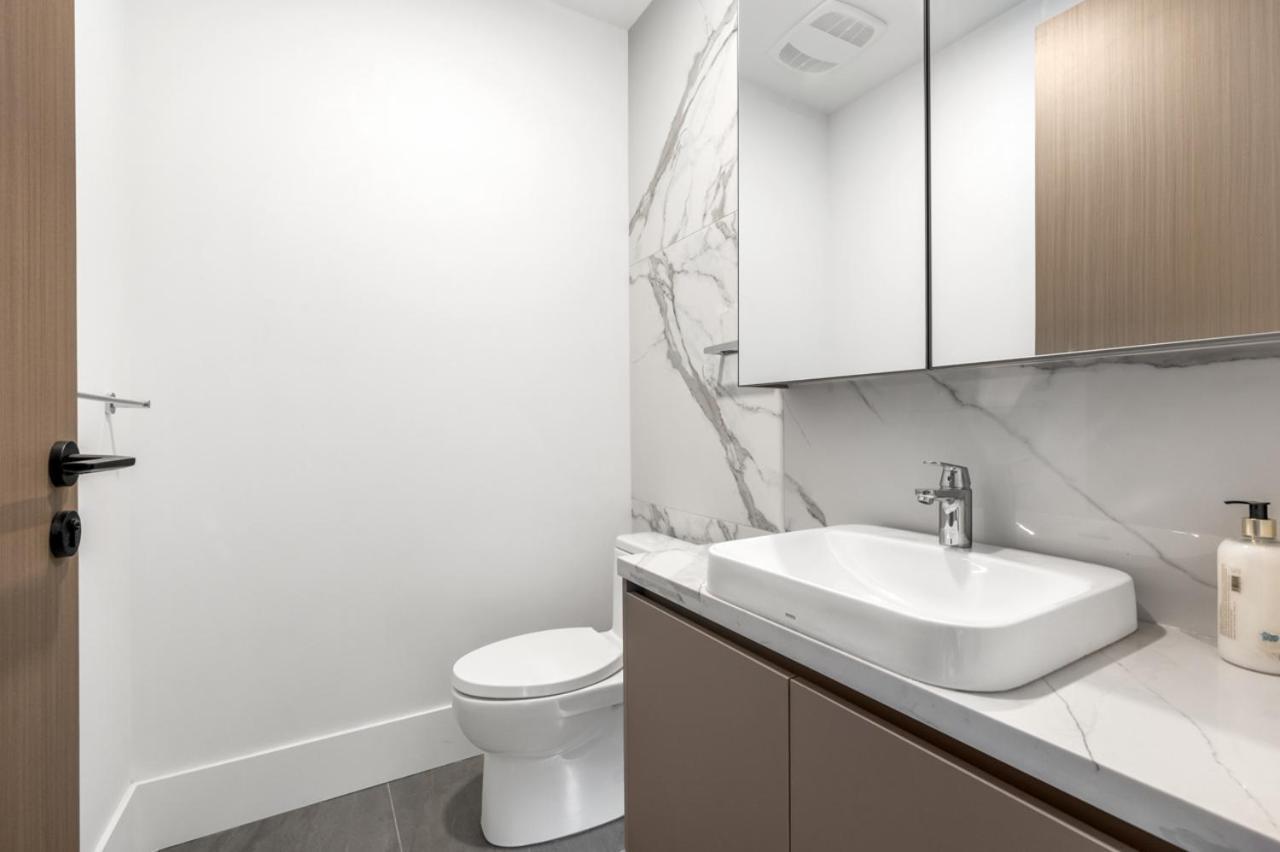 Charming And Modern Retreat In Trendy 42nd Avenue Neighbourhood *