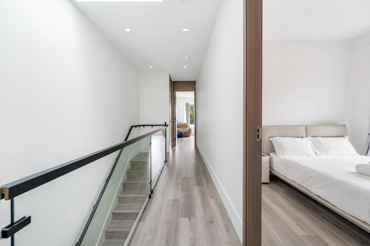 Charming And Modern Retreat In Trendy 42nd Avenue Neighbourhood