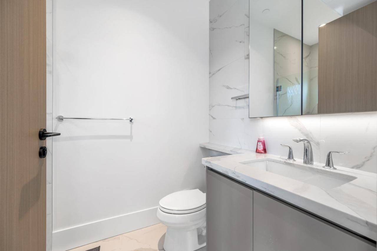 Charming And Modern Retreat In Trendy 42nd Avenue Neighbourhood Holiday home *