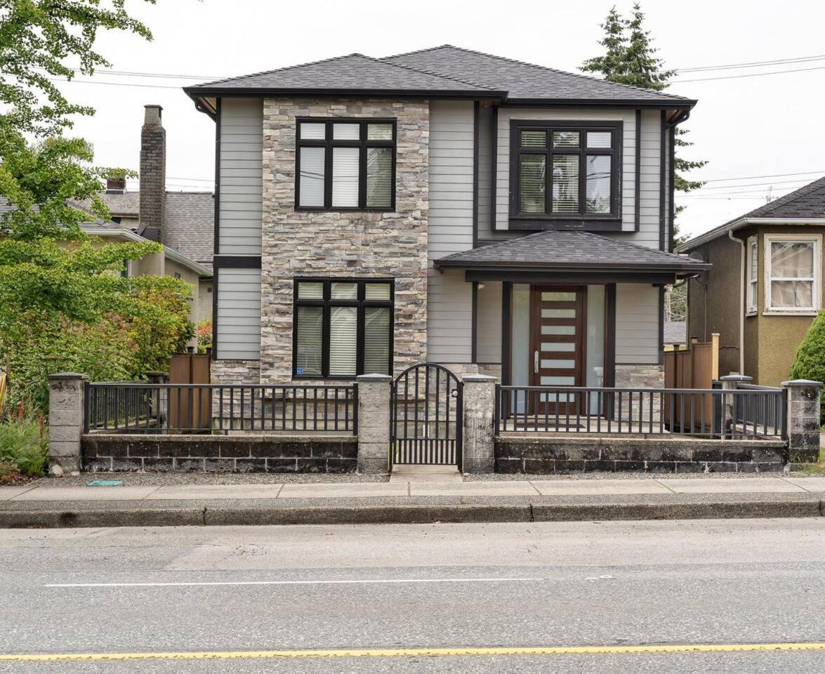 Main Street Minutes From Qe Park Holiday home *