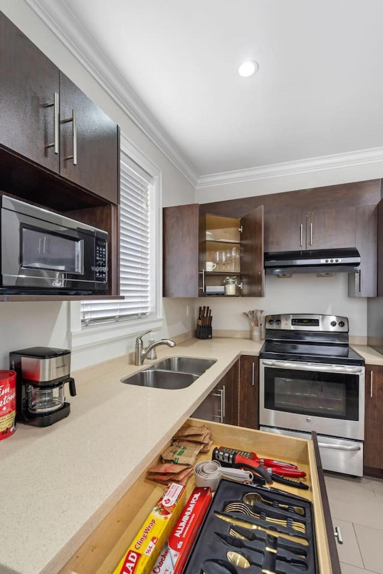 Main Street Minutes From Qe Park Holiday home