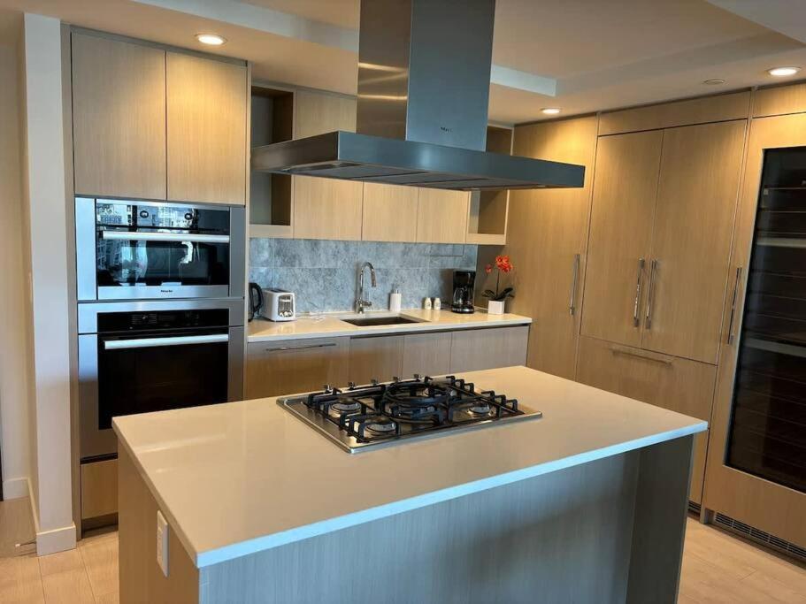 Modern High-rise Retreat With Stunning Access Apartment *