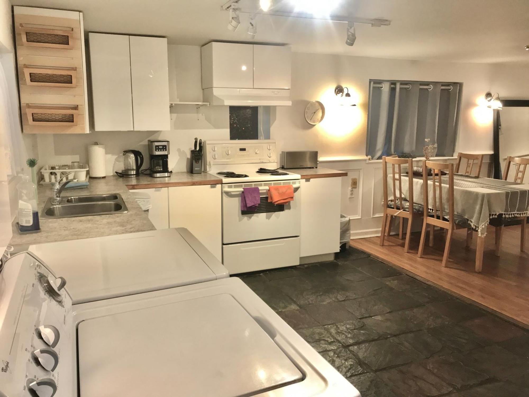 Heart Of Kitsilano Area,5 Mins Walk To Kits Beach,no Share With Other People Guest house