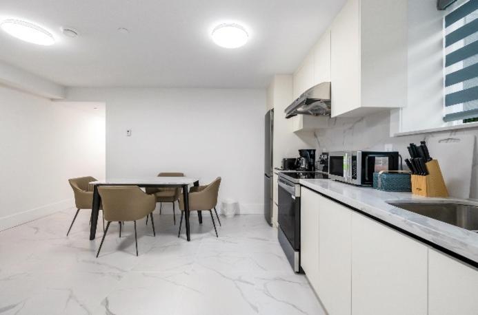 Private 2bd Basement In Westside Holiday home Vancouver