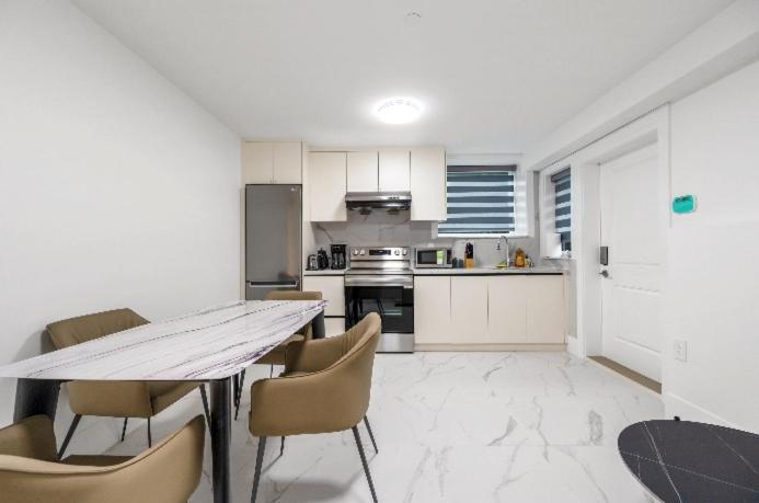 Private 2bd Basement In Westside Holiday home Vancouver