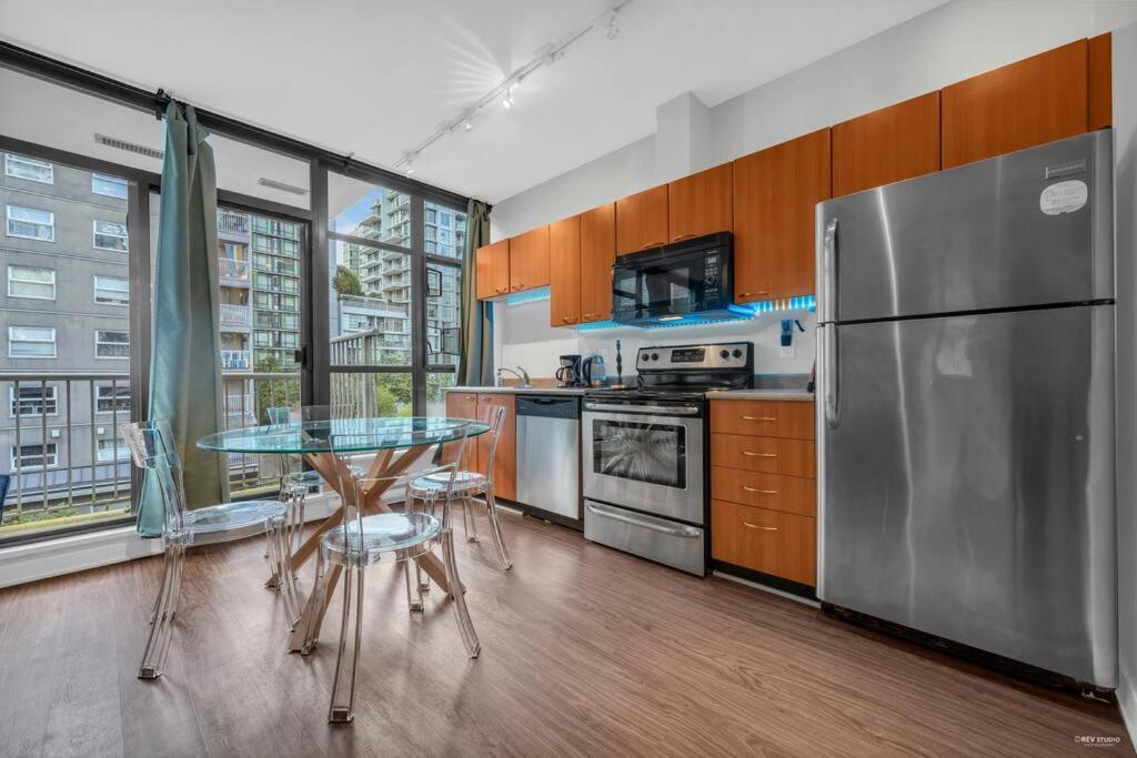 Lovely 2-bedrooms Downtown Free Parking * Vancouver