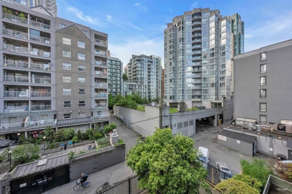 Lovely 2-bedrooms Downtown Free Parking Apartment *
