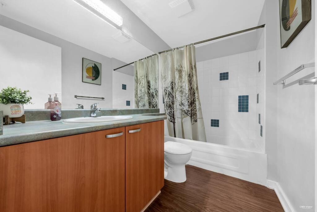 Lovely 2-bedrooms Downtown Free Parking Apartment Vancouver