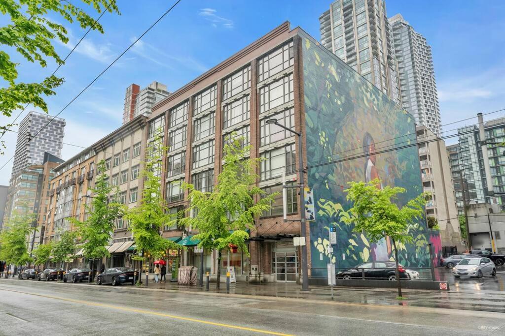 Lovely 2-bedrooms Downtown Free Parking * Vancouver