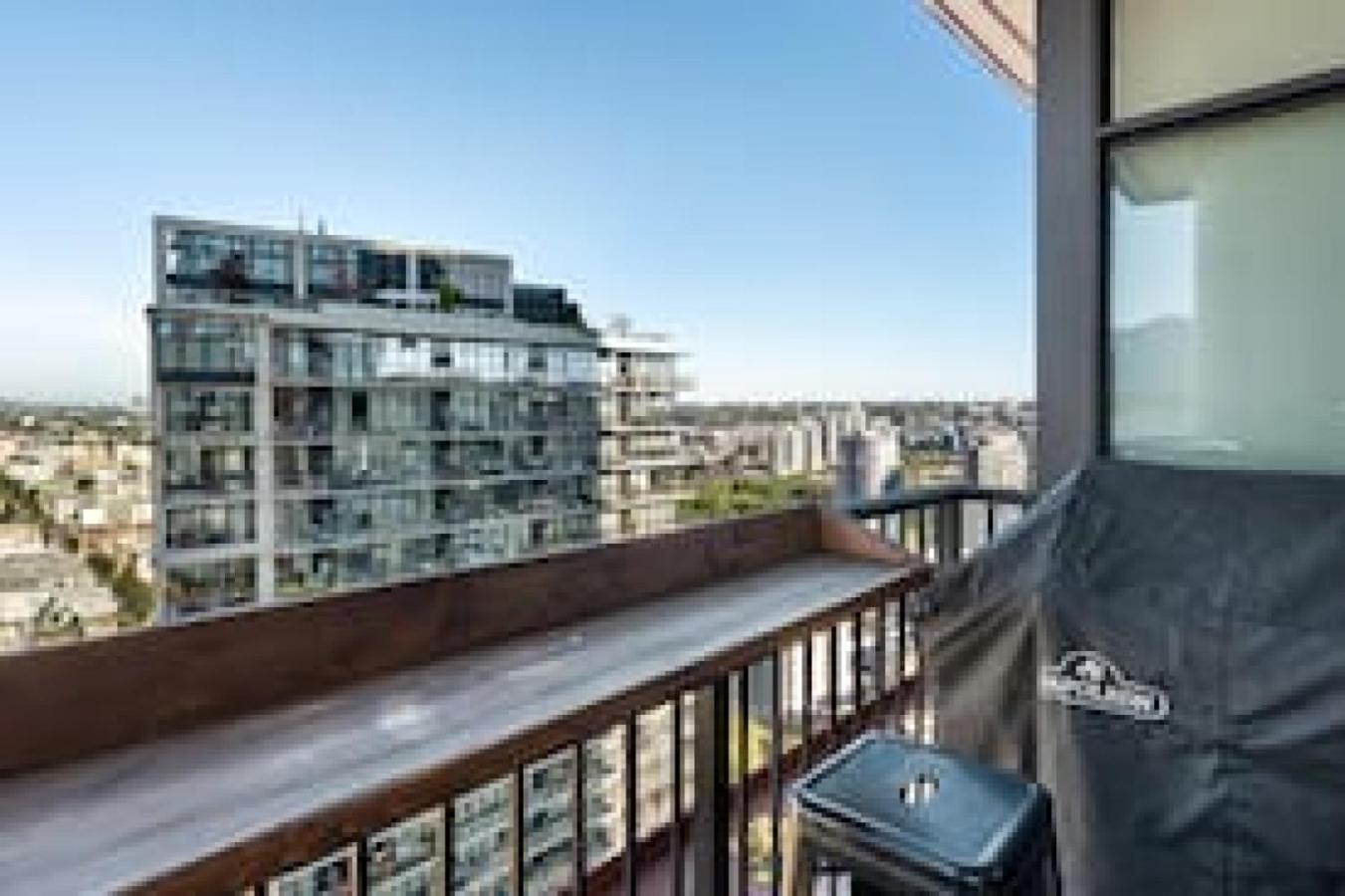 The W, Modernized 2 Bedroom Downtown Highrise *