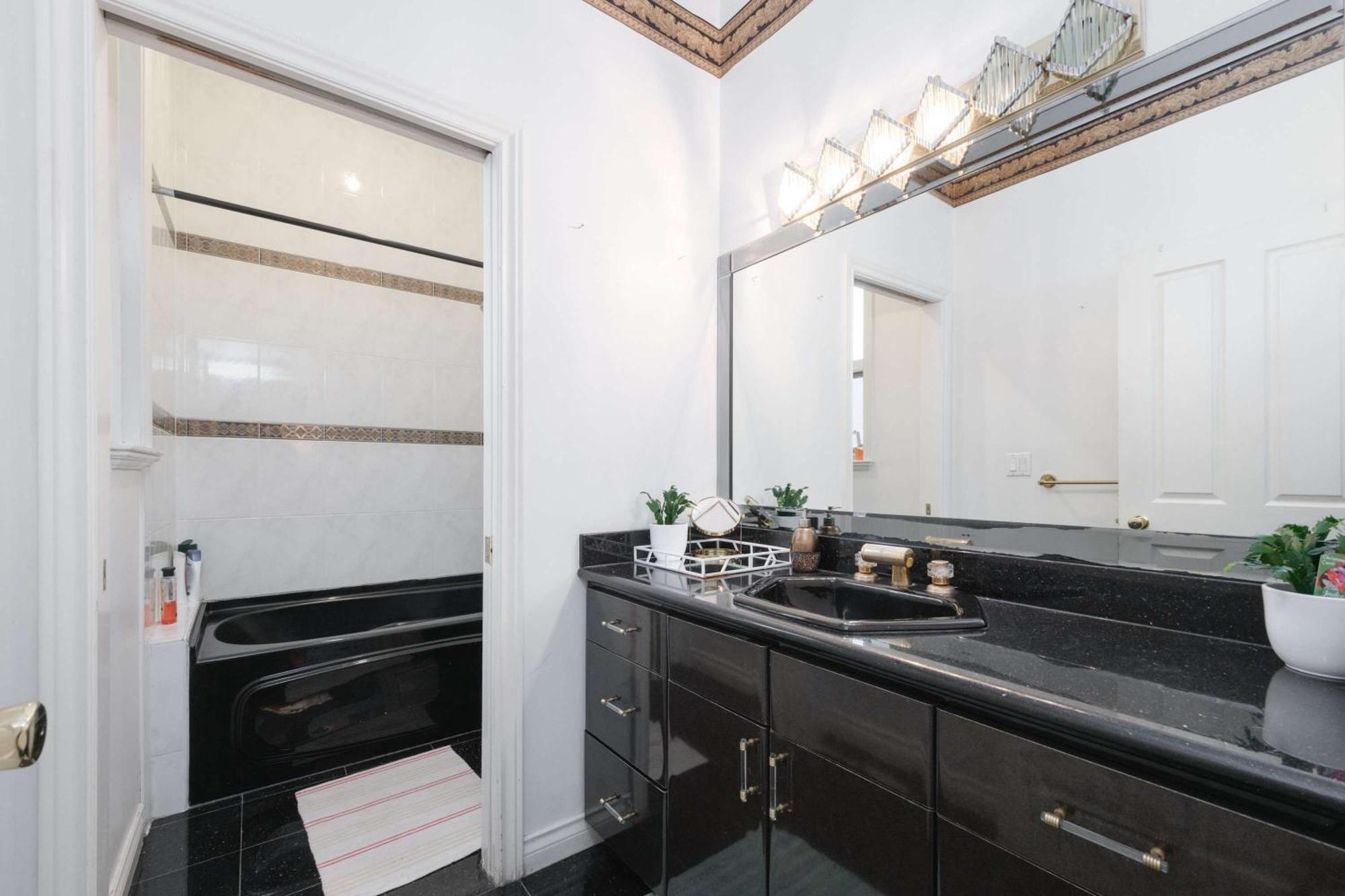 Private With Shared Washroom In Homestay Holiday home Vancouver