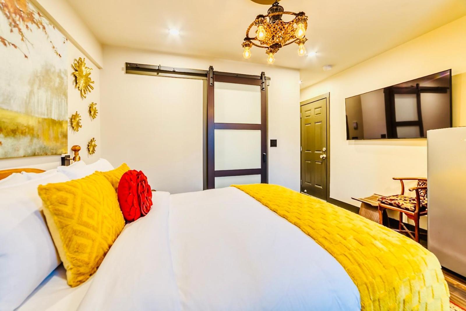 Neocolonial Nouveau Kensington Vacation Guest house
