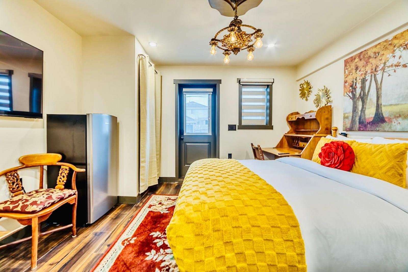 Neocolonial Nouveau Kensington Vacation Guest house *