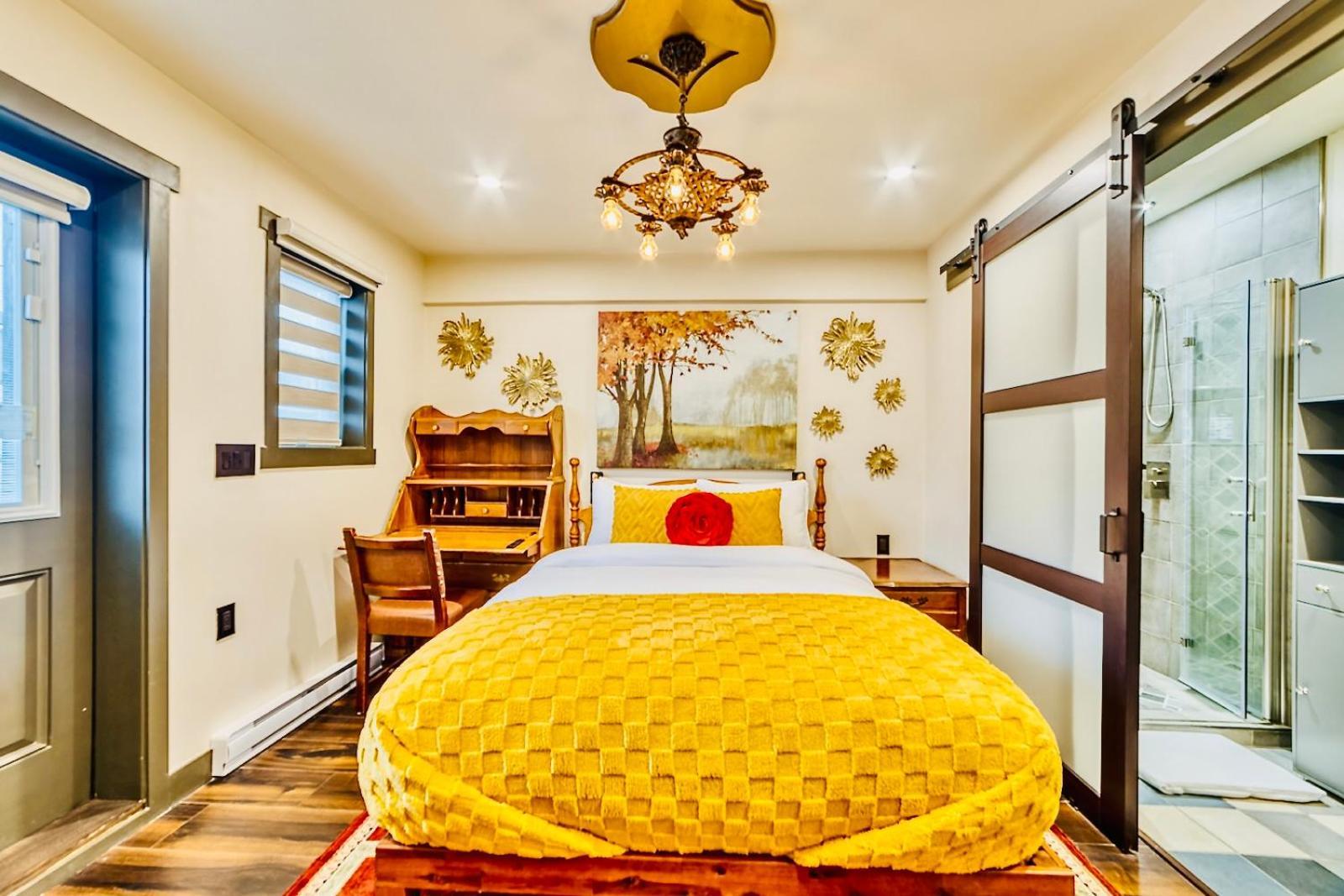 Neocolonial Nouveau Kensington Vacation Guest house Vancouver