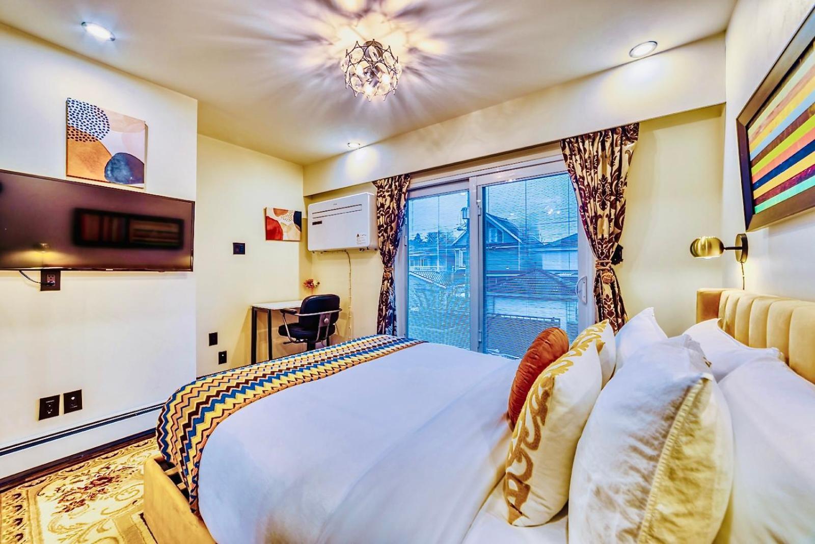 Neocolonial Nouveau Kensington Vacation Guest house