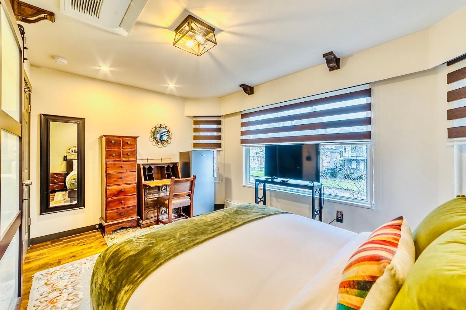 Neocolonial Nouveau Kensington Vacation Guest house Vancouver
