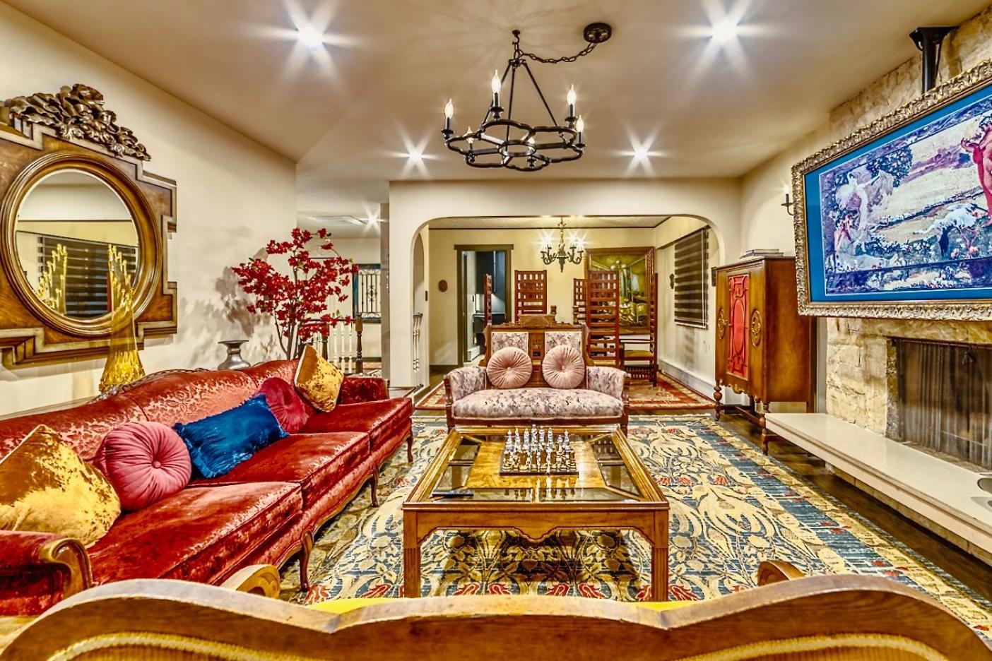 Neocolonial Nouveau Kensington Vacation Guest house