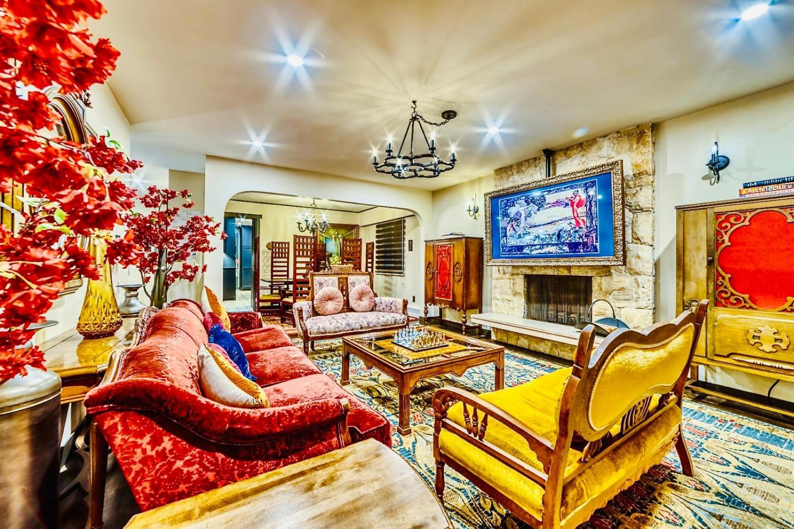 Neocolonial Nouveau Kensington Vacation Guest house