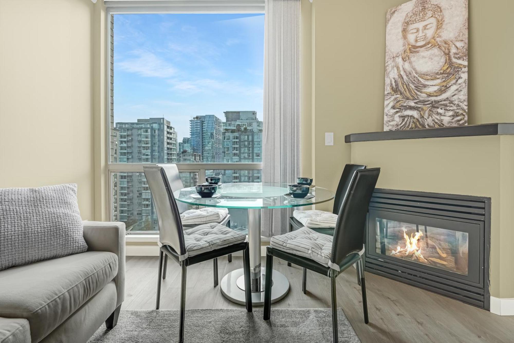 Spacious And Inviting Yaletown Two Bedroom With Views Apartment *