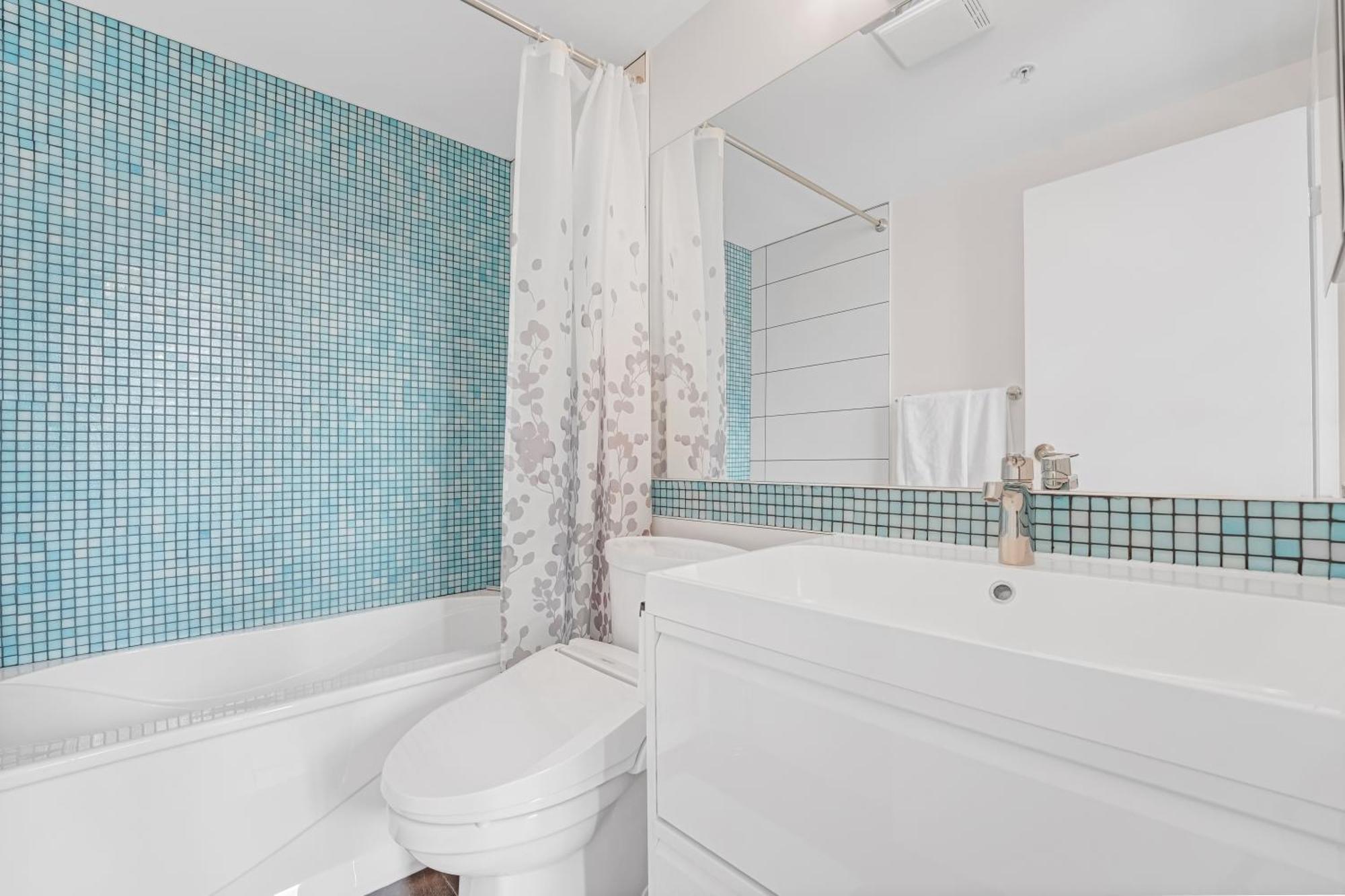 Spacious And Inviting Yaletown Two Bedroom With Views *