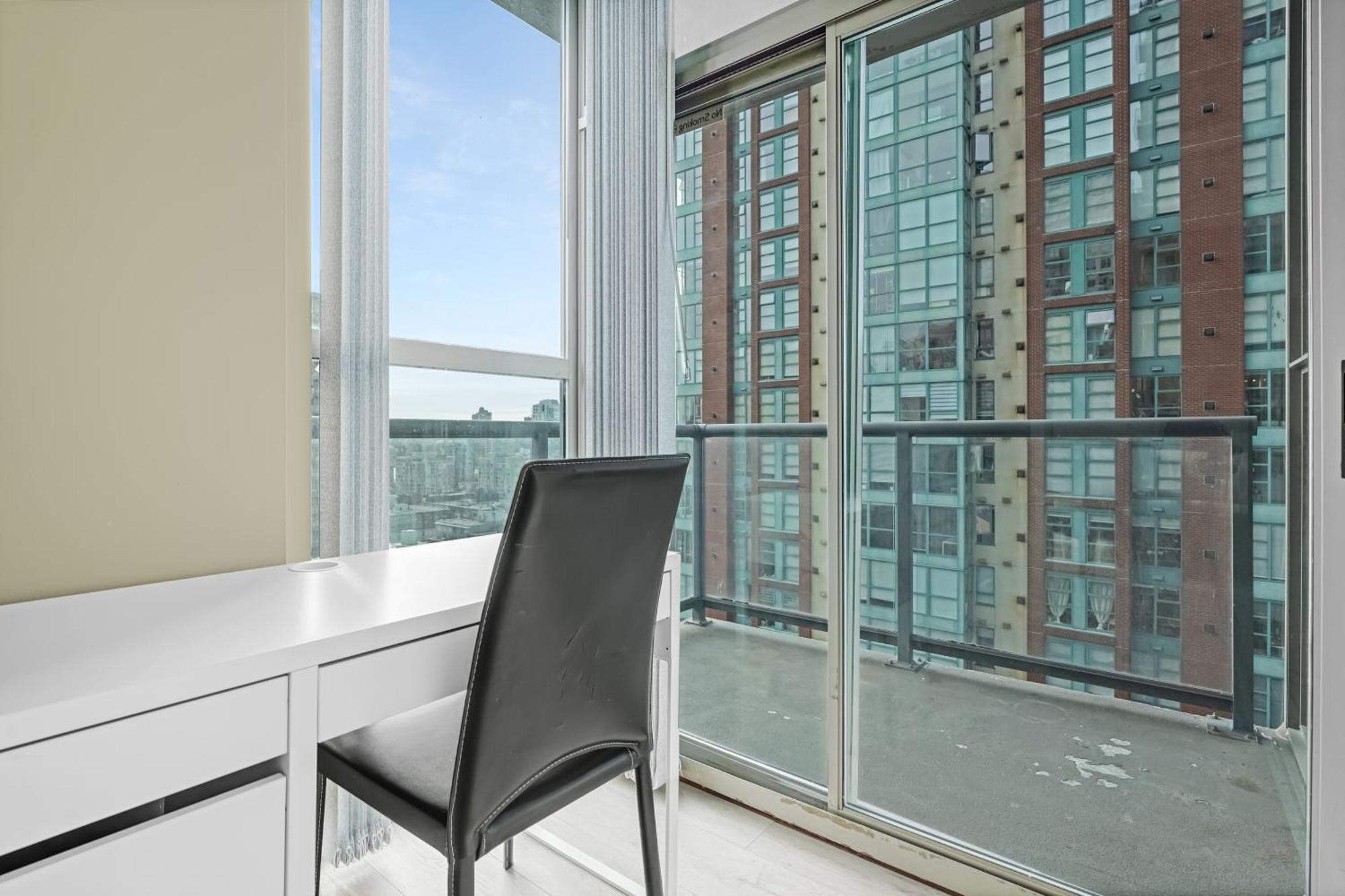 Spacious And Inviting Yaletown Two Bedroom With Views Apartment