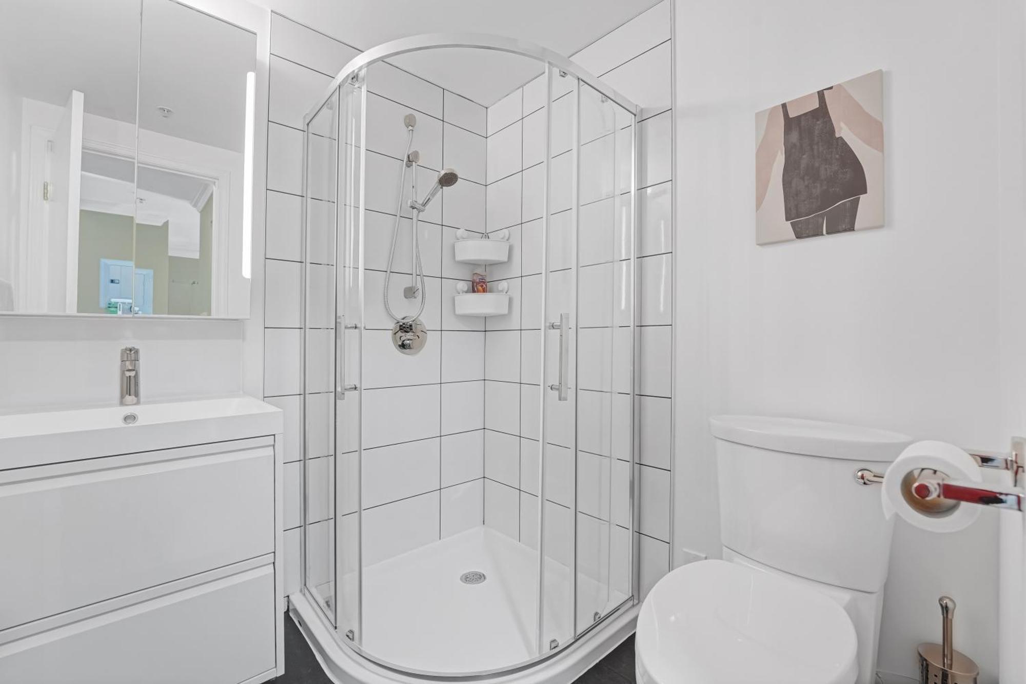 Spacious And Inviting Yaletown Two Bedroom With Views Apartment *