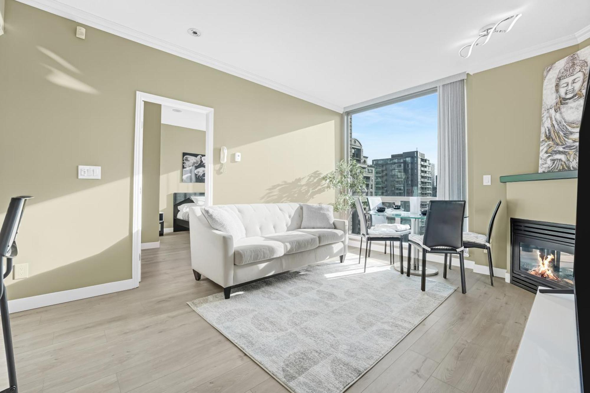 Spacious And Inviting Yaletown Two Bedroom With Views Vancouver