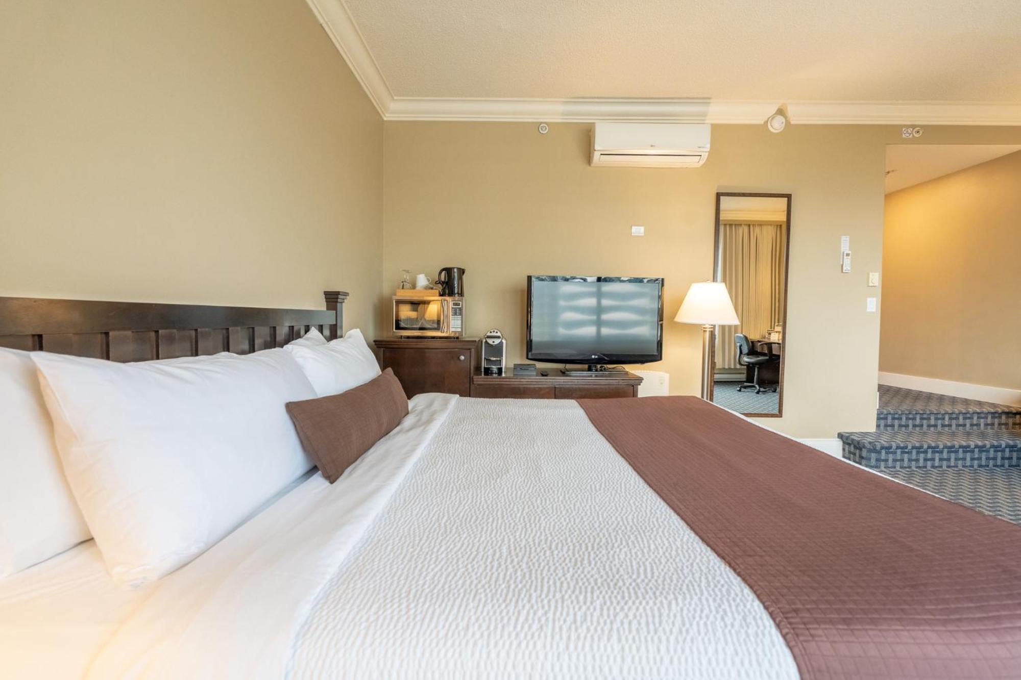Century Plaza Hotel 3*