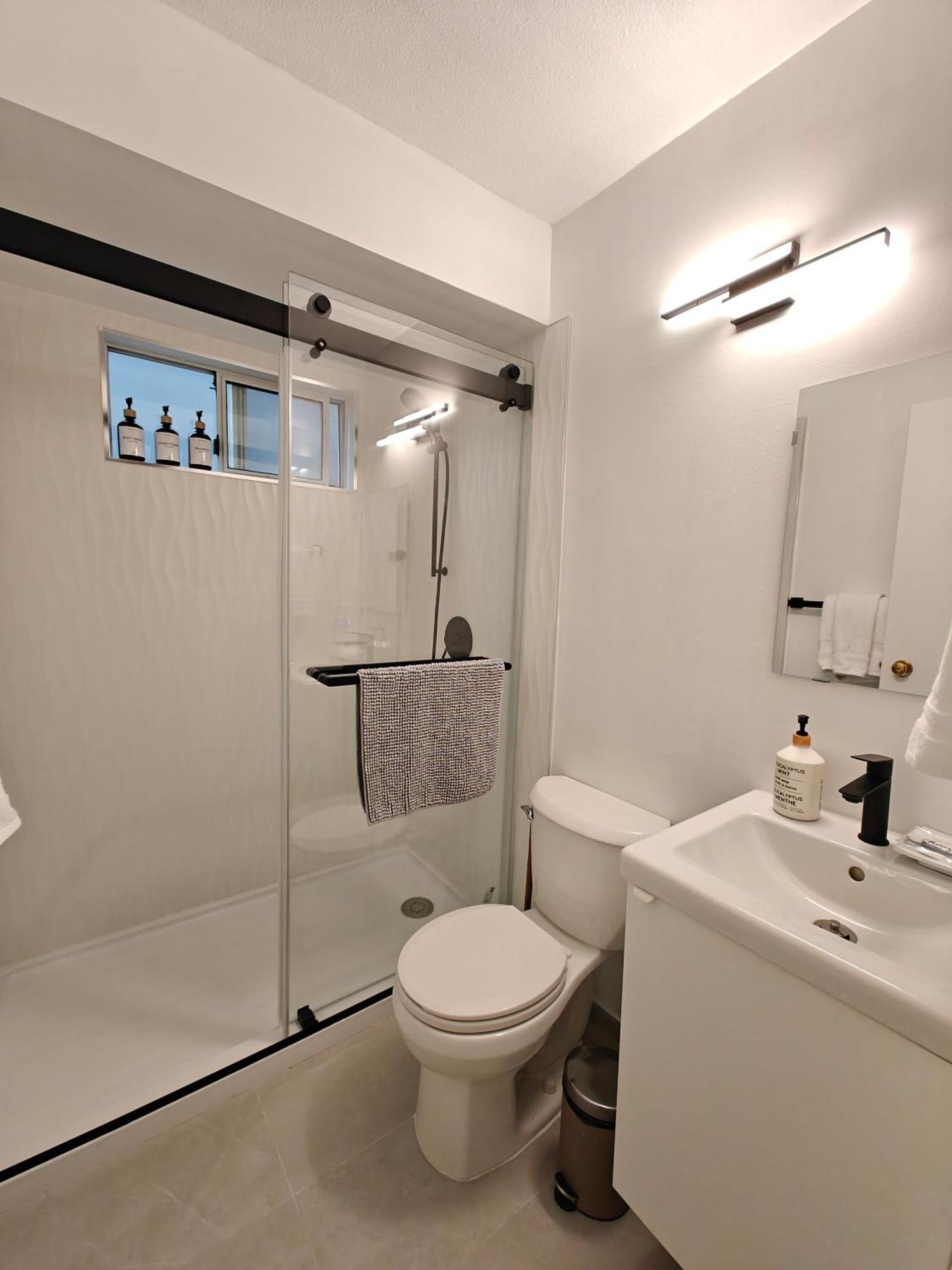 Cozy Commercial Oasis - Private Entrance Holiday home