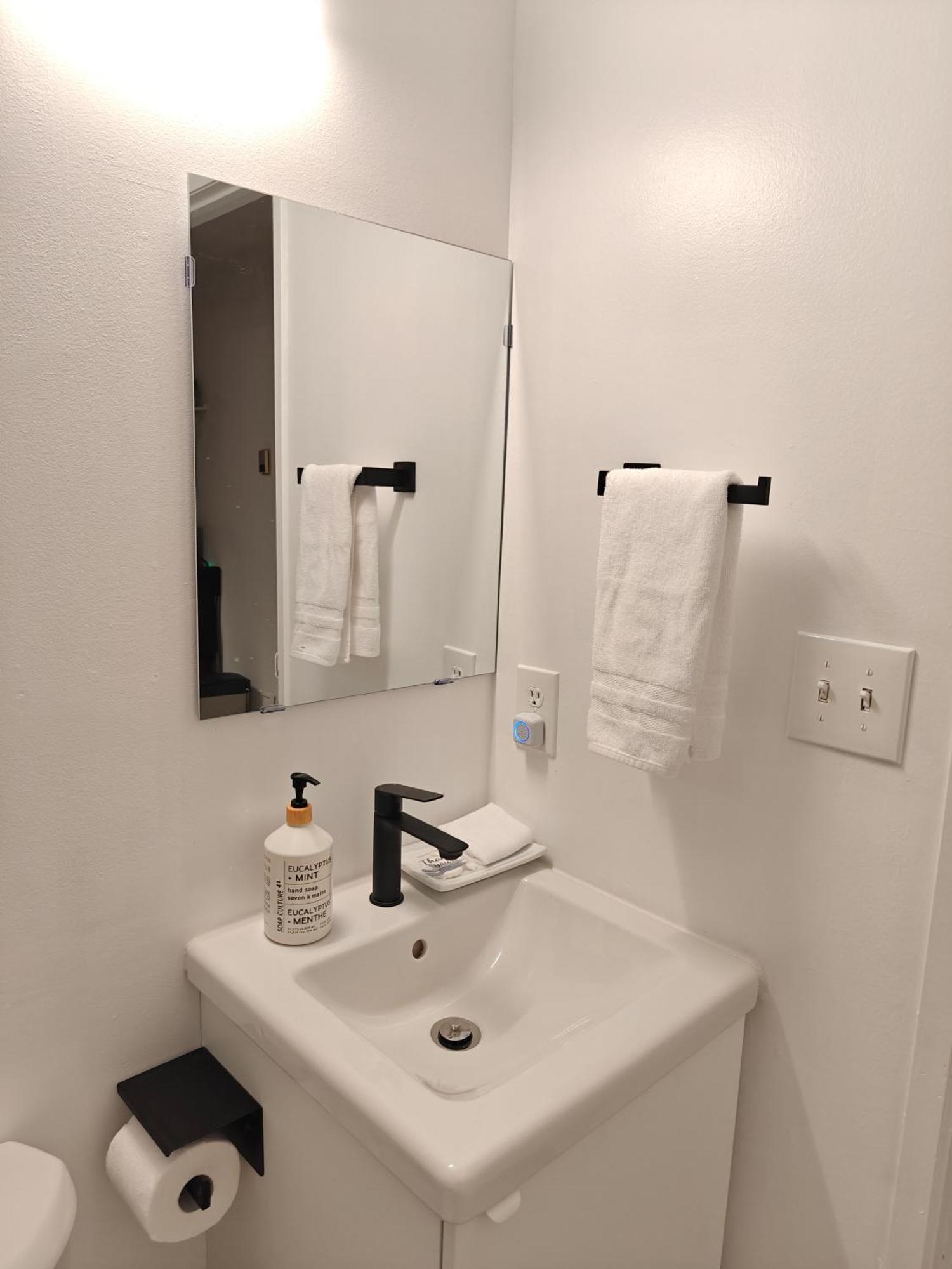 Cozy Commercial Oasis - Private Entrance Holiday home Vancouver