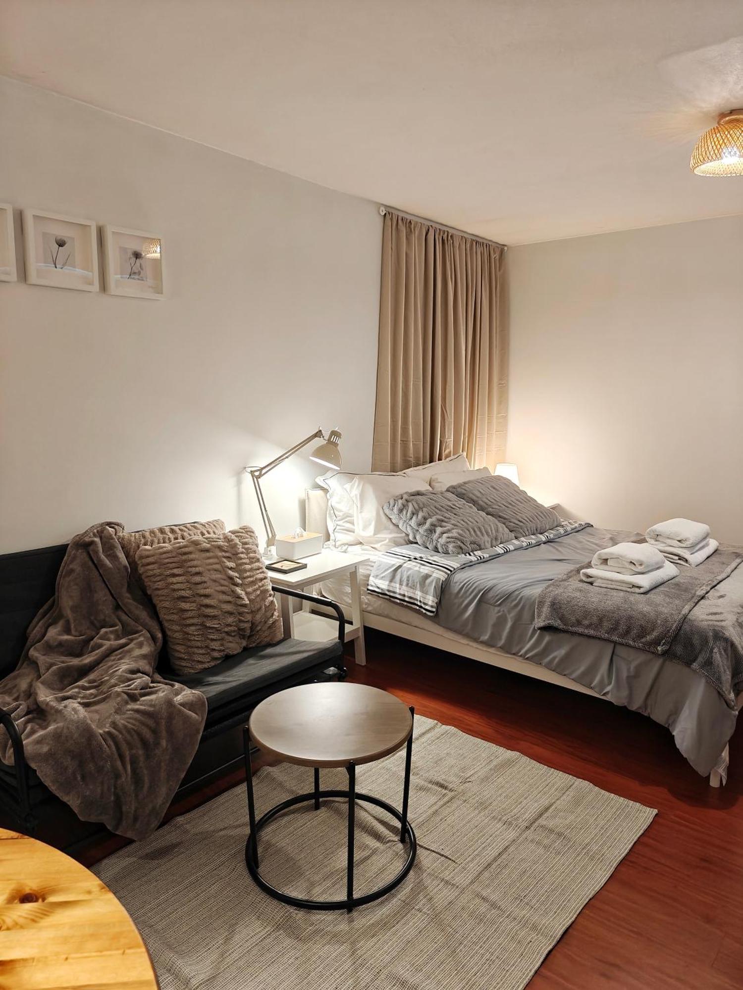Cozy Commercial Oasis - Private Entrance Holiday home Vancouver