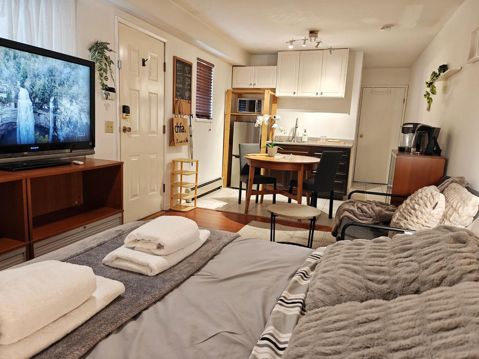 Cozy Commercial Oasis - Private Entrance Vancouver