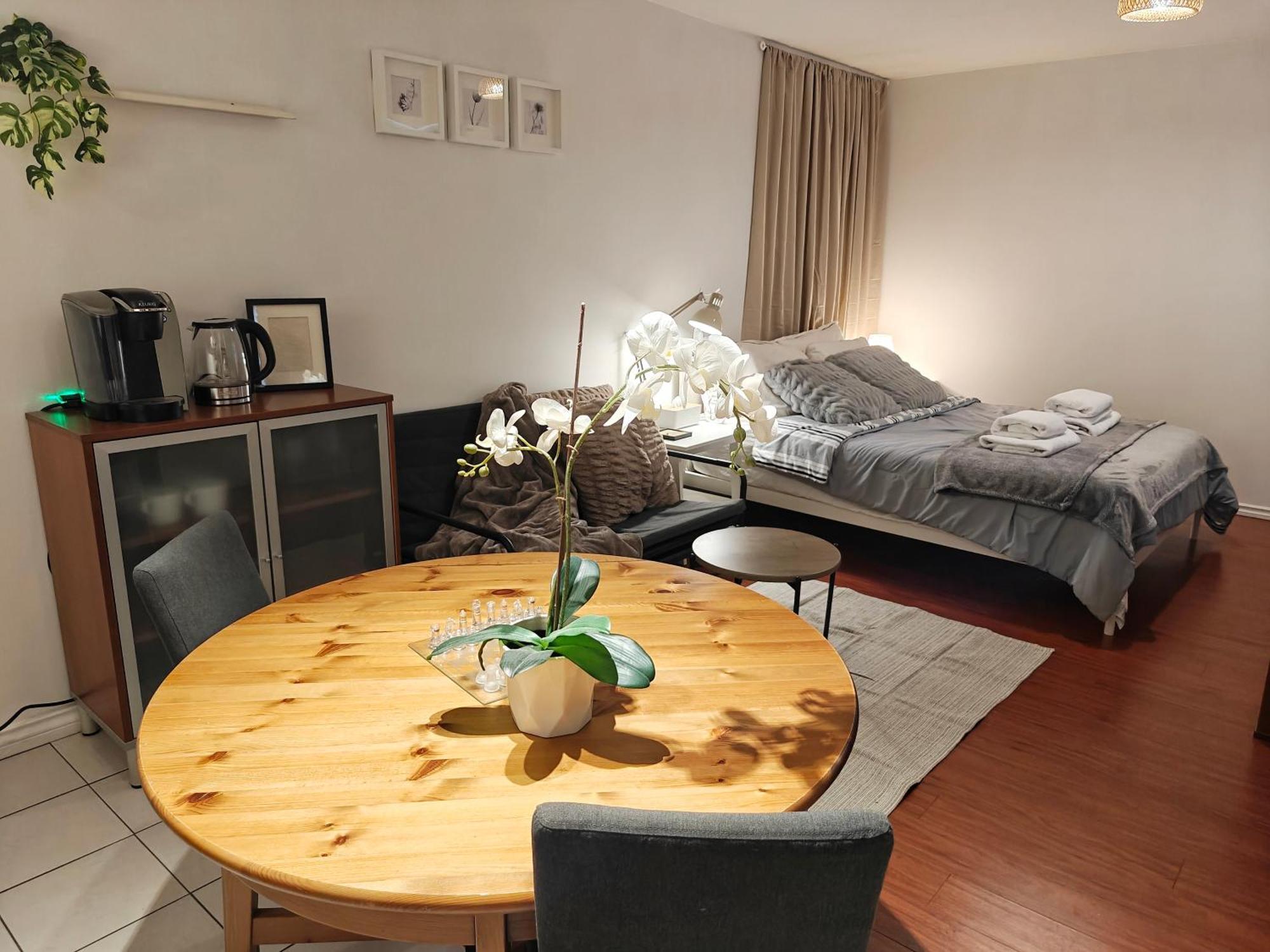Cozy Commercial Oasis - Private Entrance