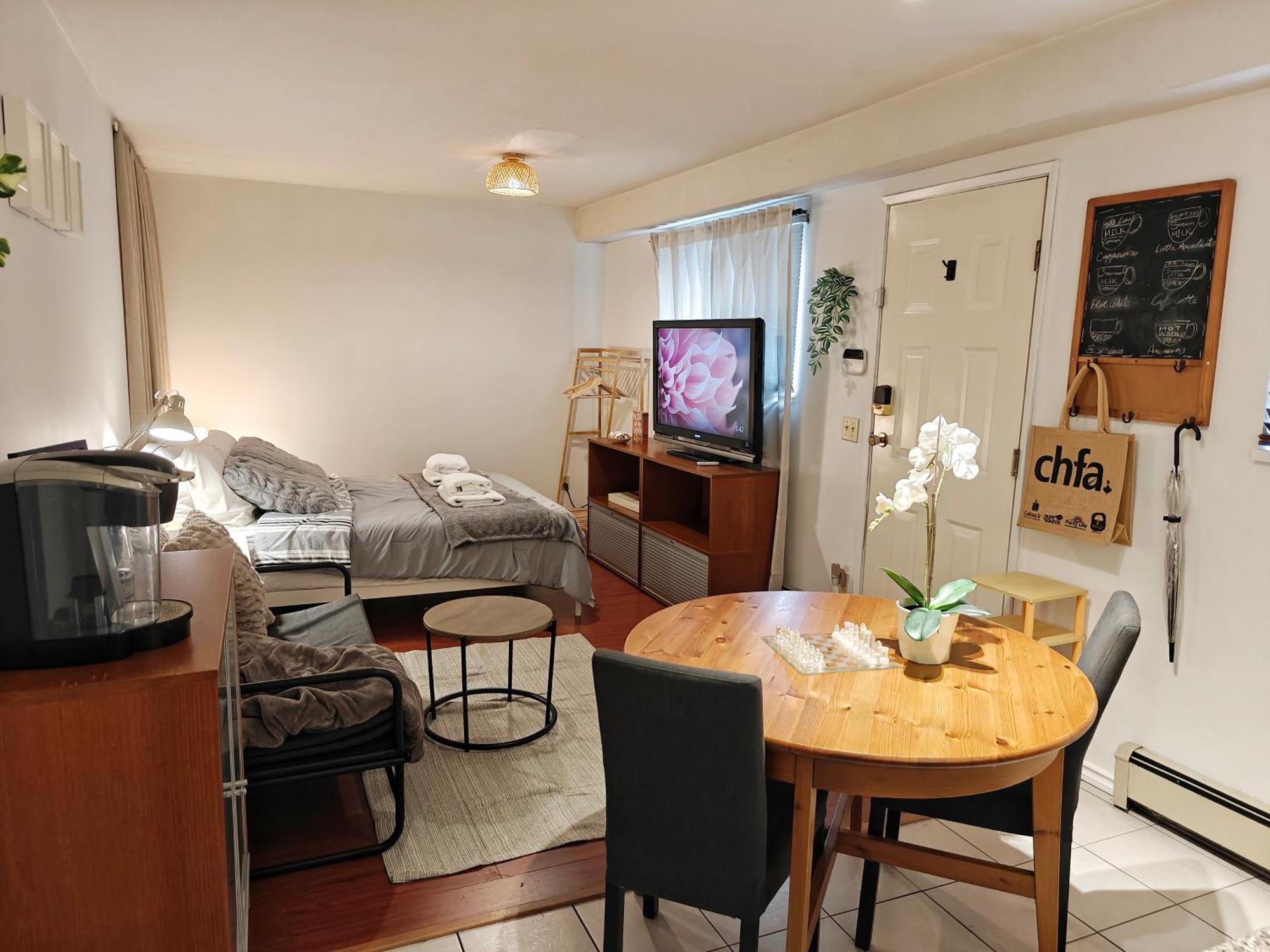 Cozy Commercial Oasis - Private Entrance Holiday home Vancouver