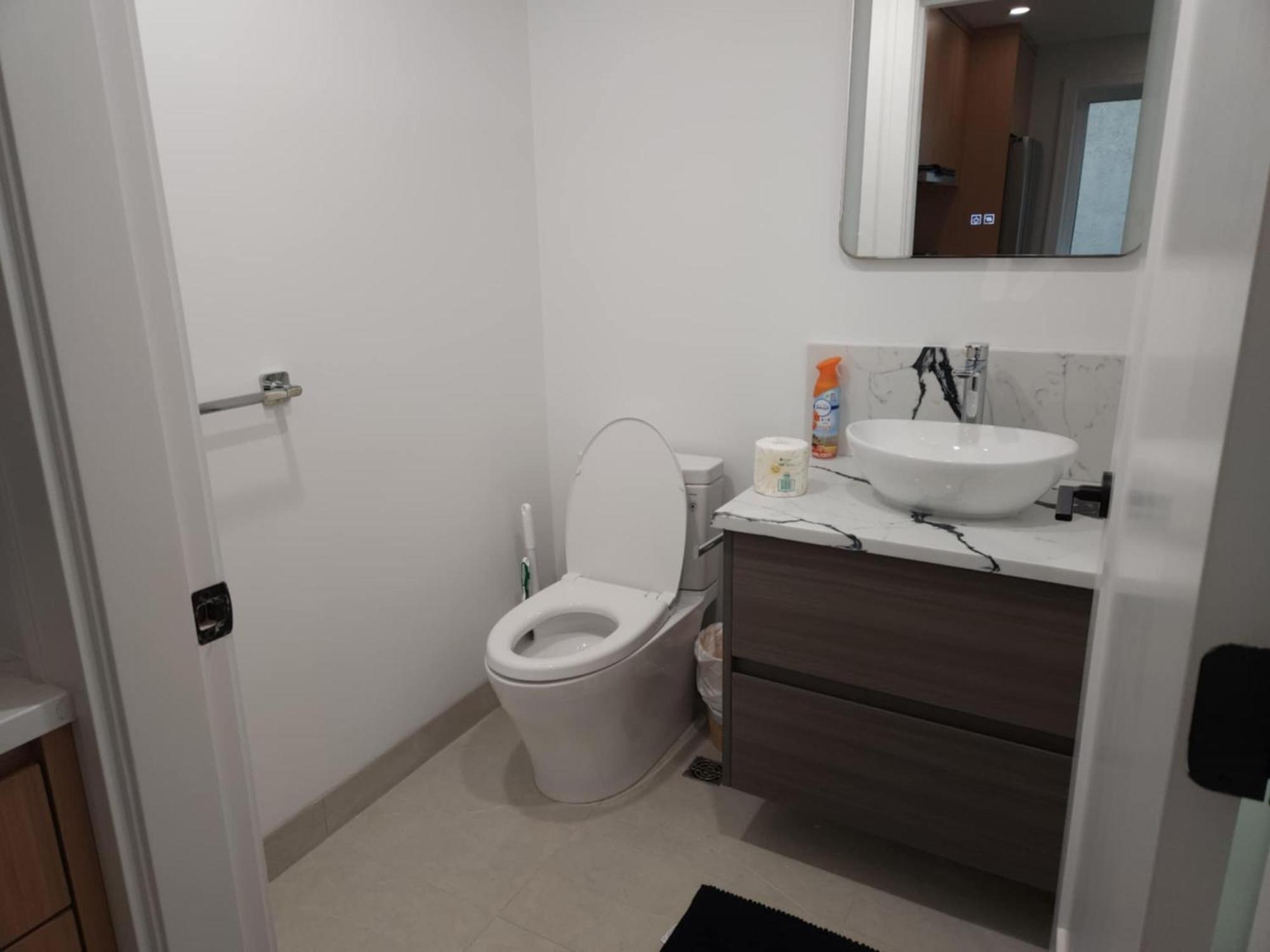 Signature Luxe Top-floor Townhouse 2br, 3ba With Stunning Views Vancouver