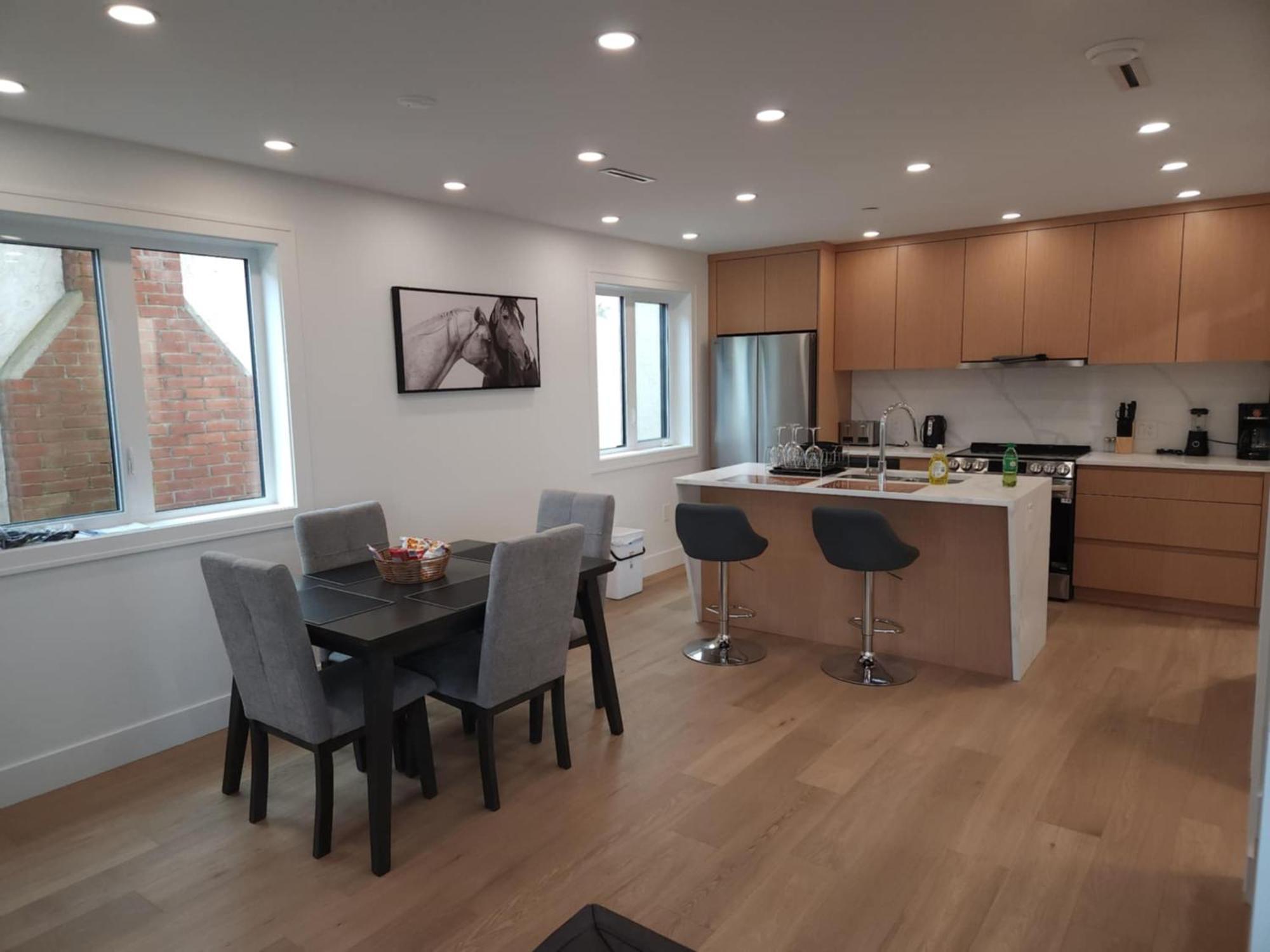 Signature Luxe Top-floor Townhouse 2br, 3ba With Stunning Views