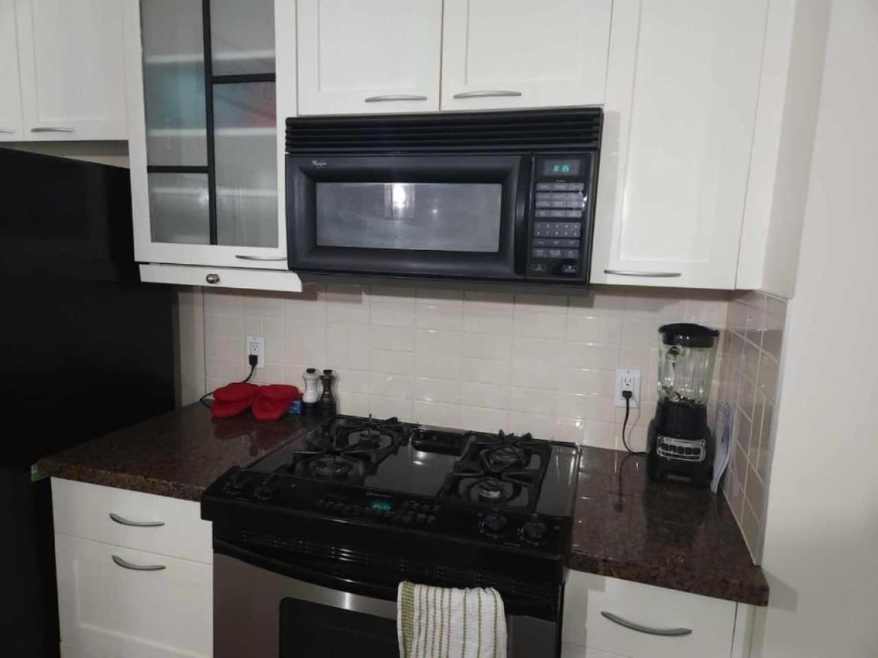 Chic Modern 2br Yaletown Townhouse - Ultimate Comfort Convenience For A Prime *